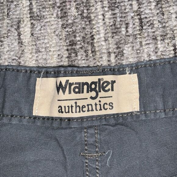 Vintage Wrangler Authentics Men's‎ Size 38 Gray Cargo Shorts Cotton - Picture 3 of 7